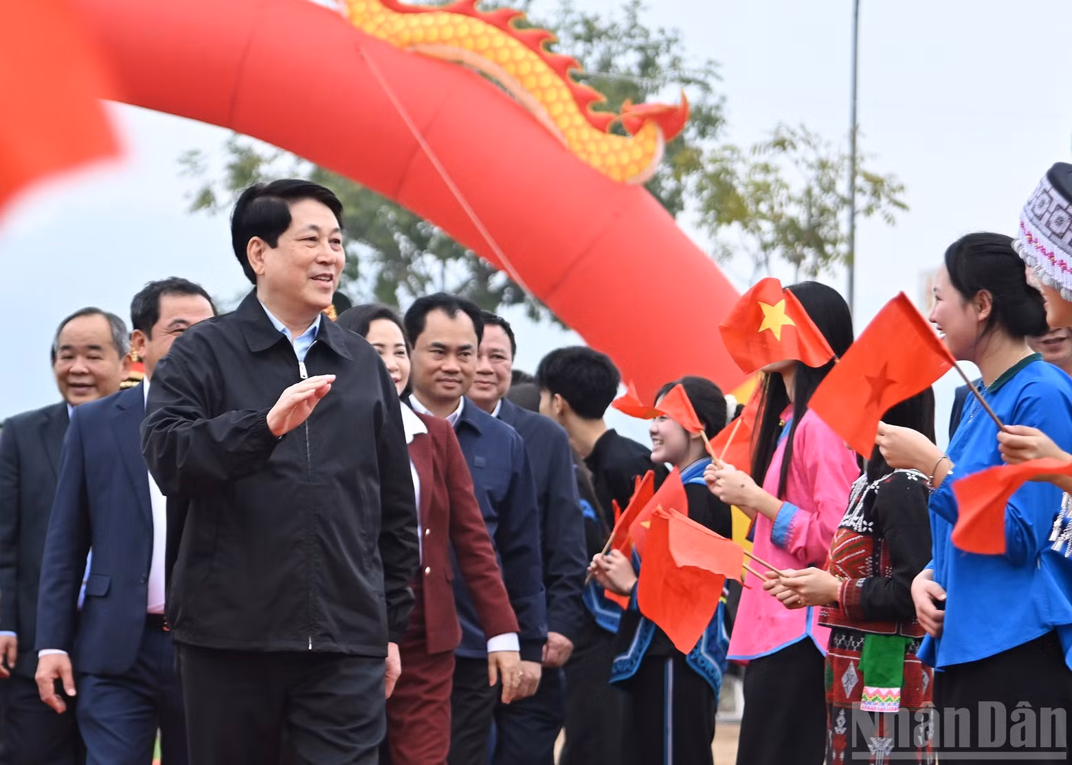 State President Luong Cuong attends the launch ceremony of the tree planting festival.