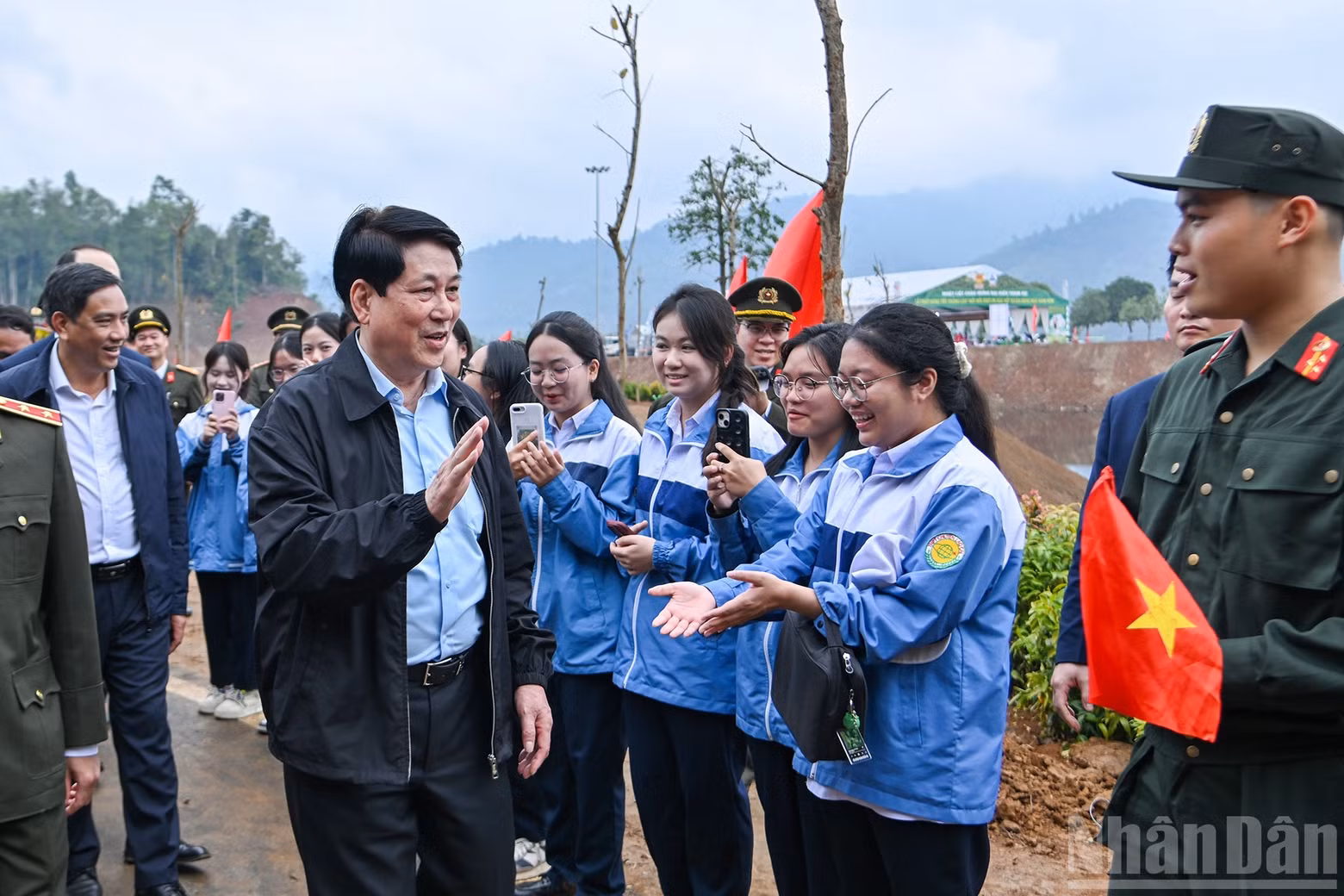 State President Luong Cuong with local residents at the ceremony.
