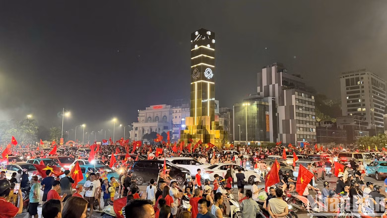 The national flag brightens streets across Quang Ninh. (Photo: Quang Tho)
