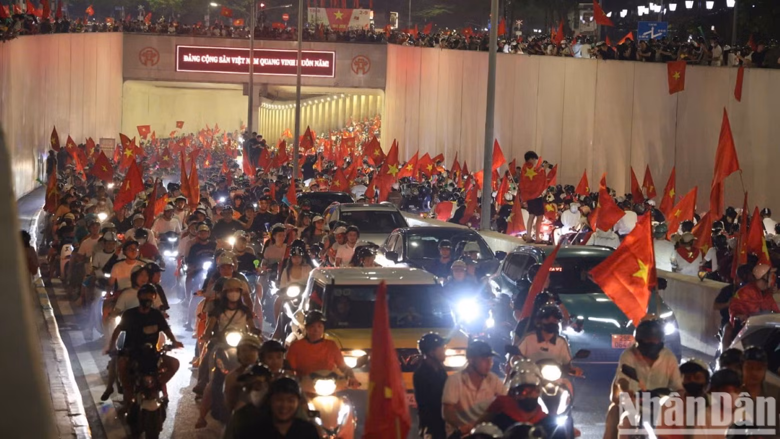 Crowds of fans fill the streets. (Photo: The Dai)