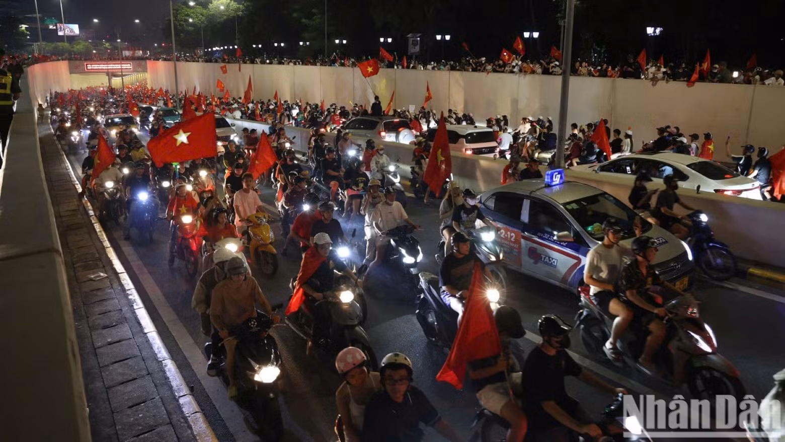 Large crowds celebrate the victory. (Photo: The Dai)