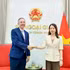 Deputy Minister of Foreign Affairs Nguyen Minh Hang meets Chairman of the Board of Fulbright University Viet Nam Chris Helzer in Ha Noi on September 24. (Photo: baoquocte.vn) 