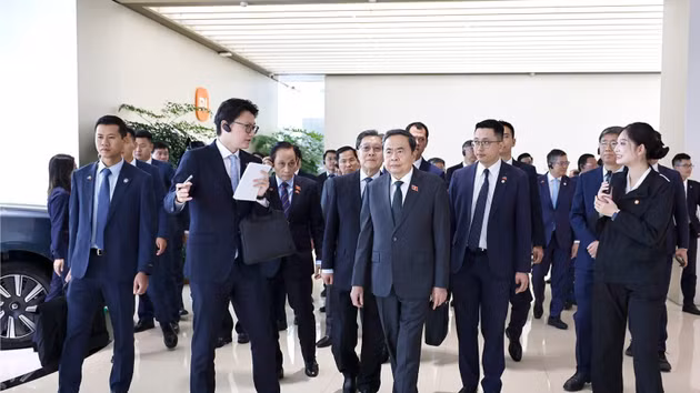 National Assembly President Tran Thanh Man visits the Xiaomi’s Electric Vehicle Superfactory in the Yizhuang Economic Area. (Photo: VNA)