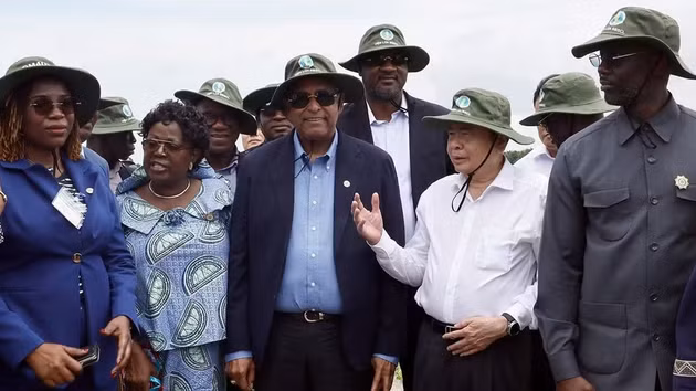 Vietnamese NA President Tran Thanh Man and NA President of Côte d’Ivoire Patrick Achi visit a demonstration field showcasing promising rice varieties for the 2026 Summer-Autumn crop.