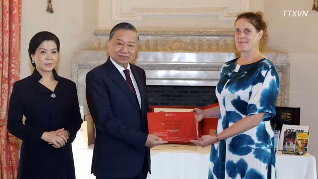 [In Pictures] General Secretary and President To Lam and his spouse visit and present books to Royal Library of Belgium