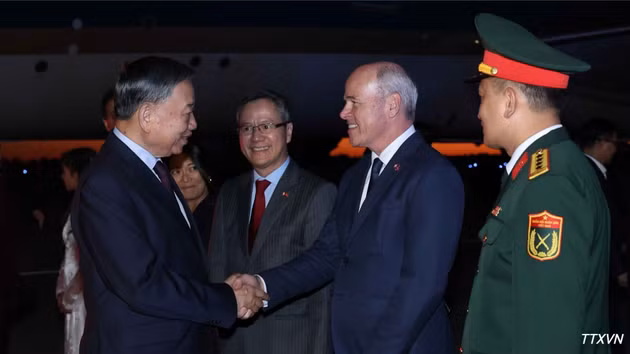 Officials of the Canadian Government and officials and staff of the Vietnamese Embassy in Canada welcome General Secretary and President To Lam at Ottawa Macdonald-Cartier International Airport. (Photo: VNA)
