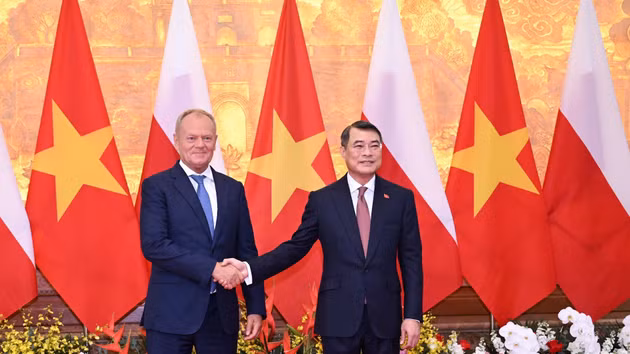 Prime Minister Le Minh Hung and Polish Prime Minister Donald Tusk.