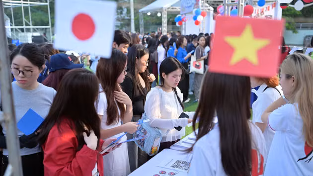 With the message “Ha Noi – Meet – Explore – Connect – Spread”, the festival aims to create an environment in which students can fulfil the “Good Integration” and “Good Physical Fitness” criteria of the “Five-Good Student” title, an aspiration for university students. (Photo: LINH PHAN)