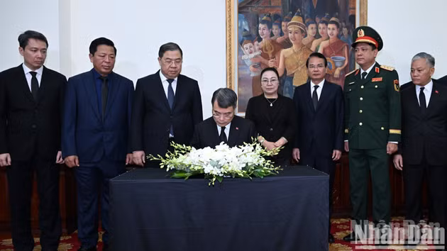 [Photos] Prime Minister Le Minh Hung pays tribute to Lao National Assembly President