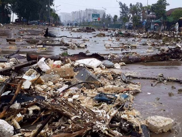 Doksuri makes landfall in Quang Binh, unroofing thousands of houses ảnh 6