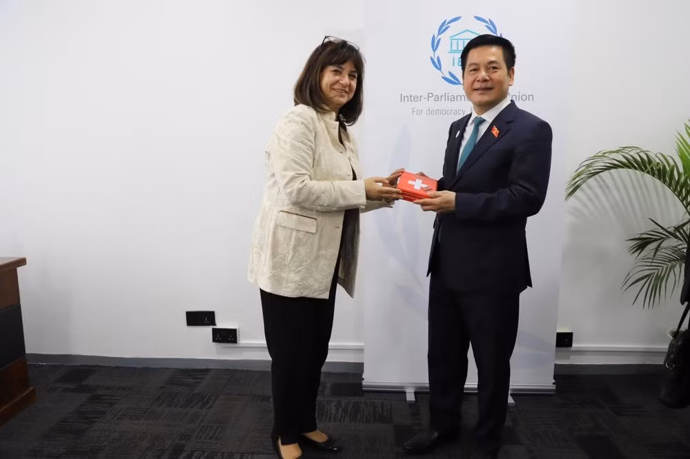 Vice President of the Vietnamese National Assembly Nguyen Hong Dien (R) and IPU Secretary General Anda Filip. (Photo: Ministry of Foreign Affairs)
