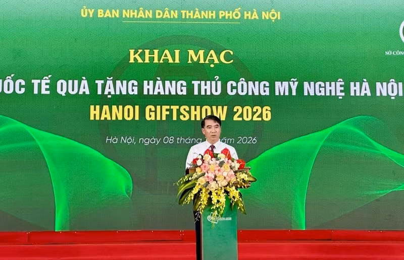Vice Chairman of the Ha Noi People’s Committee Nguyen Xuan Luu speaks at the event. (Photo: KIM LIEN)