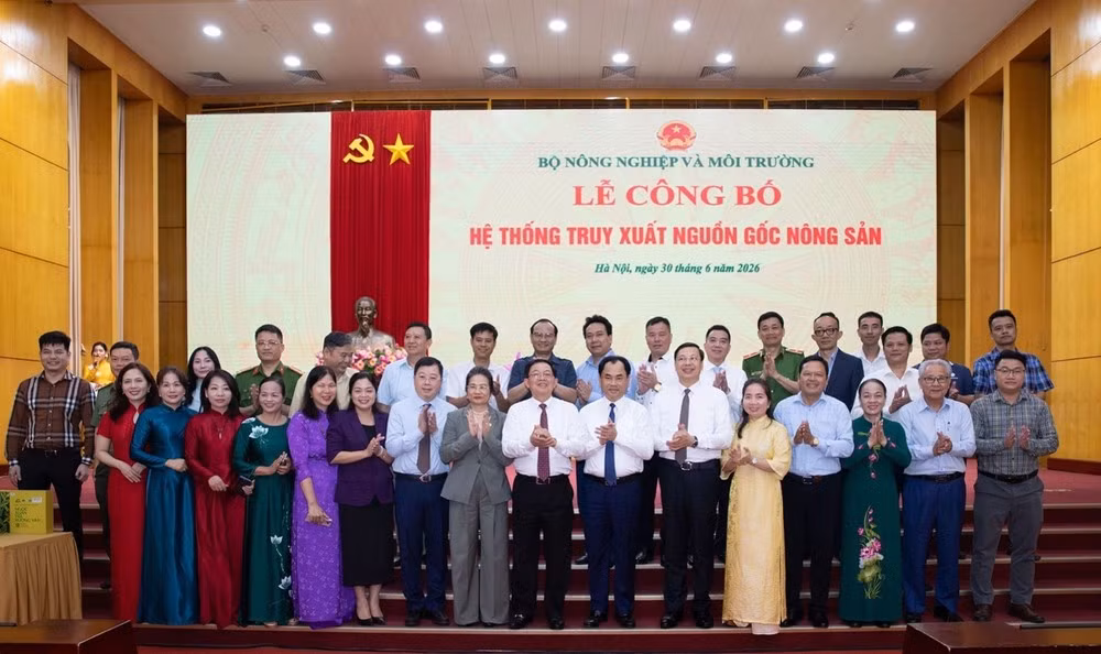 Deputy Prime Minister Ho Quoc Dung poses for a group photo with delegates at the ceremony.