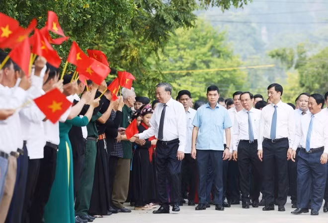 Party General Secretary To Lam meets local residents in Tuyen Quang (Photo: VNA)