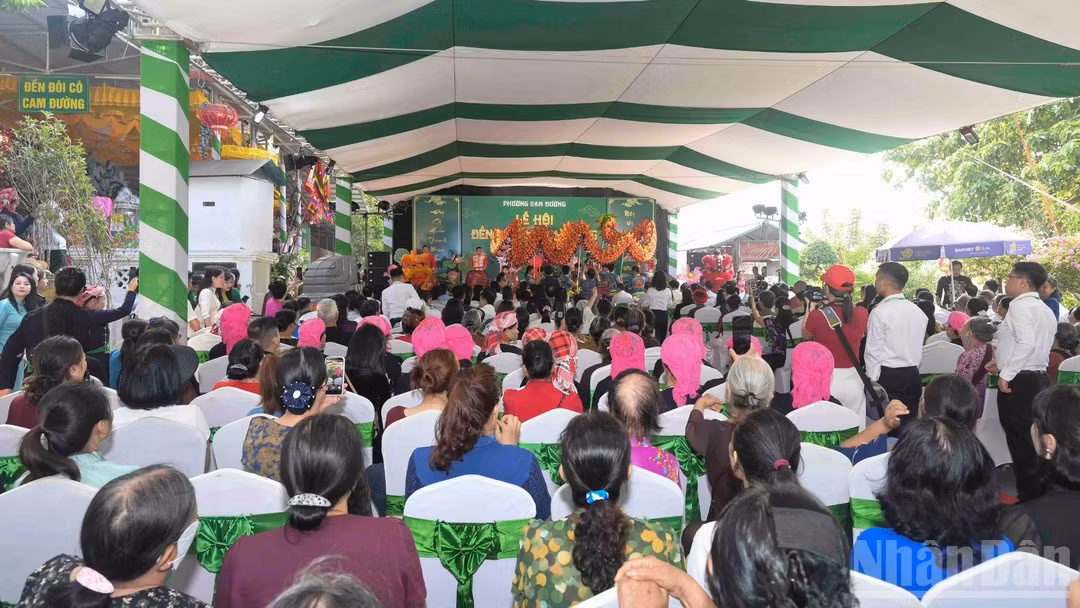 Large numbers of local residents and visitors from across the country attend the festival. (Photo: CONG HAI)