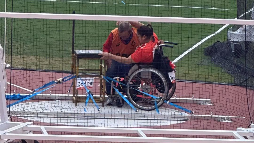 Due to the severity of her impairment classification, the athlete receives assistance from coach Dang Van Phuc. (Photo: THU HOAI)