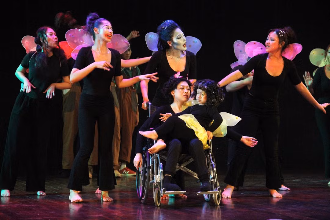 Actors portray fairy creatures of Athens, creating moving and inclusive moments on stage. (Photo: BAO NGAN)