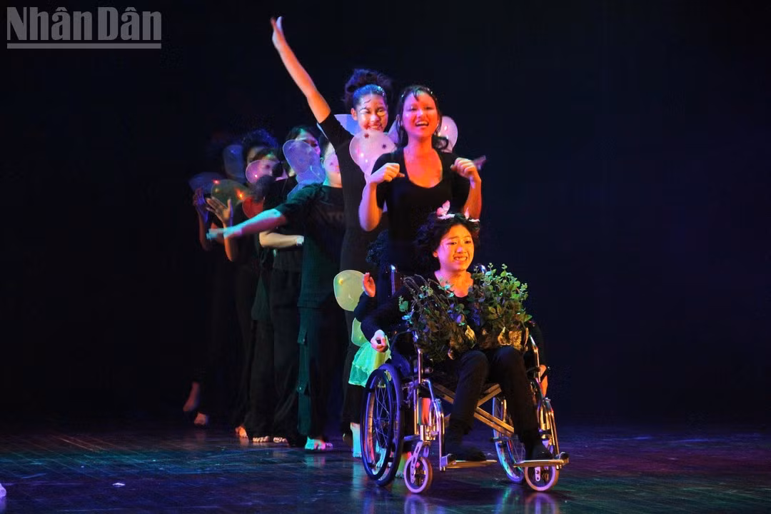 The cast work in close coordination to create lively stage imagery, bringing a joyful and vibrant atmosphere to the performance. (Photo: BAO NGAN)