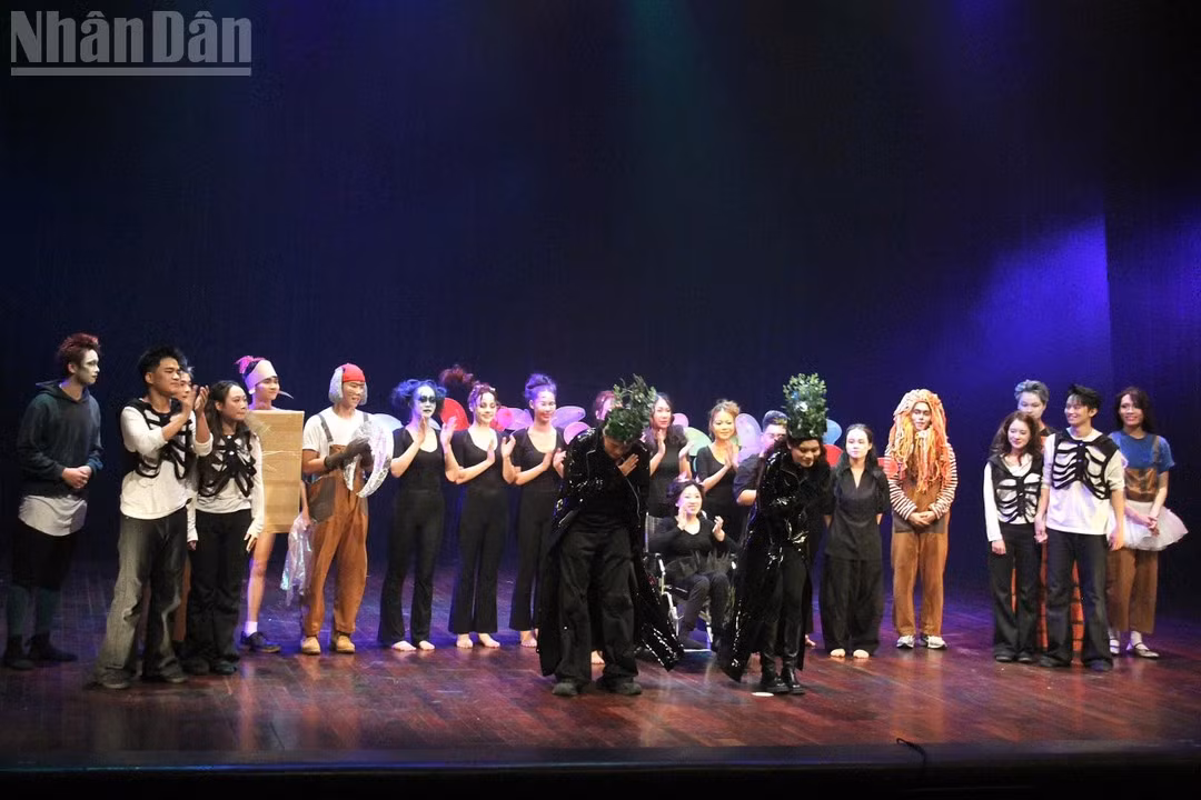 The entire cast and production team greet the audience after the performance. (Photo: BAO NGAN)