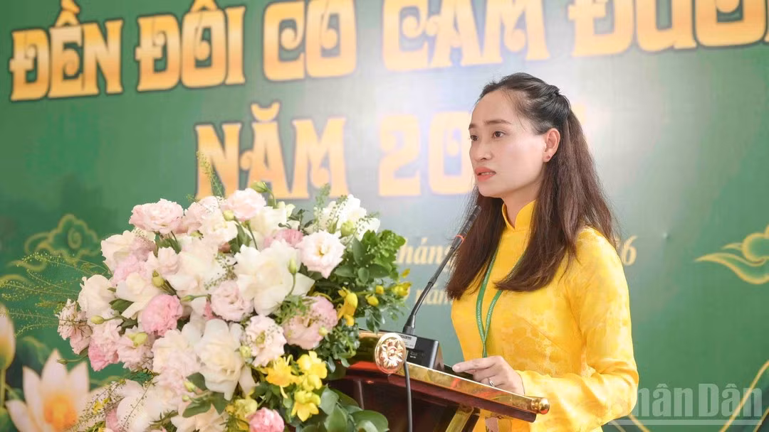 Nguyen Thu Hoai, Vice Chairwoman of the Cam Duong Ward People’s Committee and Head of the Festival Organising Committee, delivers the opening address. (Photo: CONG HAI)