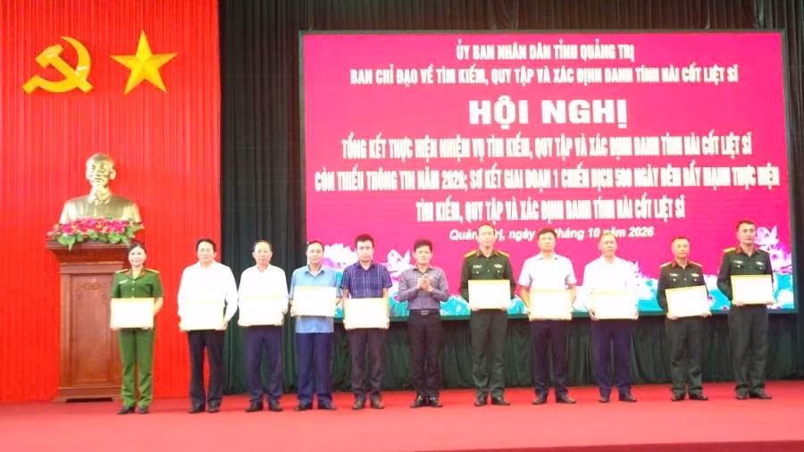 Vice Chairman of the Quang Tri Provincial People’s Committee Le Van Bao presents certificates of merit to collectives and individuals. (Photo: HG)