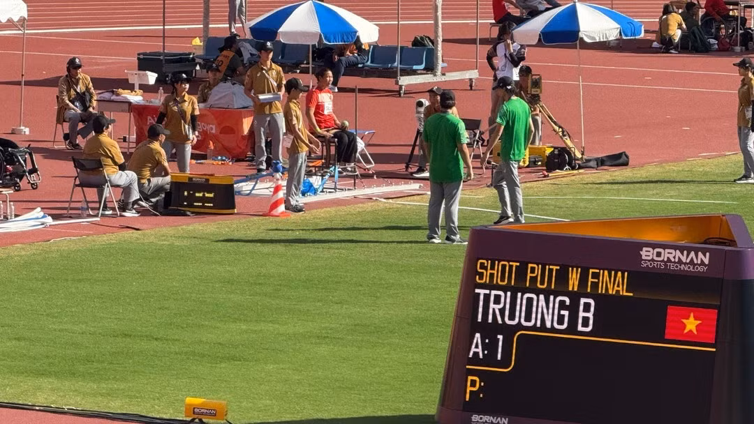 Truong Bich Van competes in the women’s shot put final in the F56 classification, finishing eighth with 569 points. (Photo: THU HOAI)