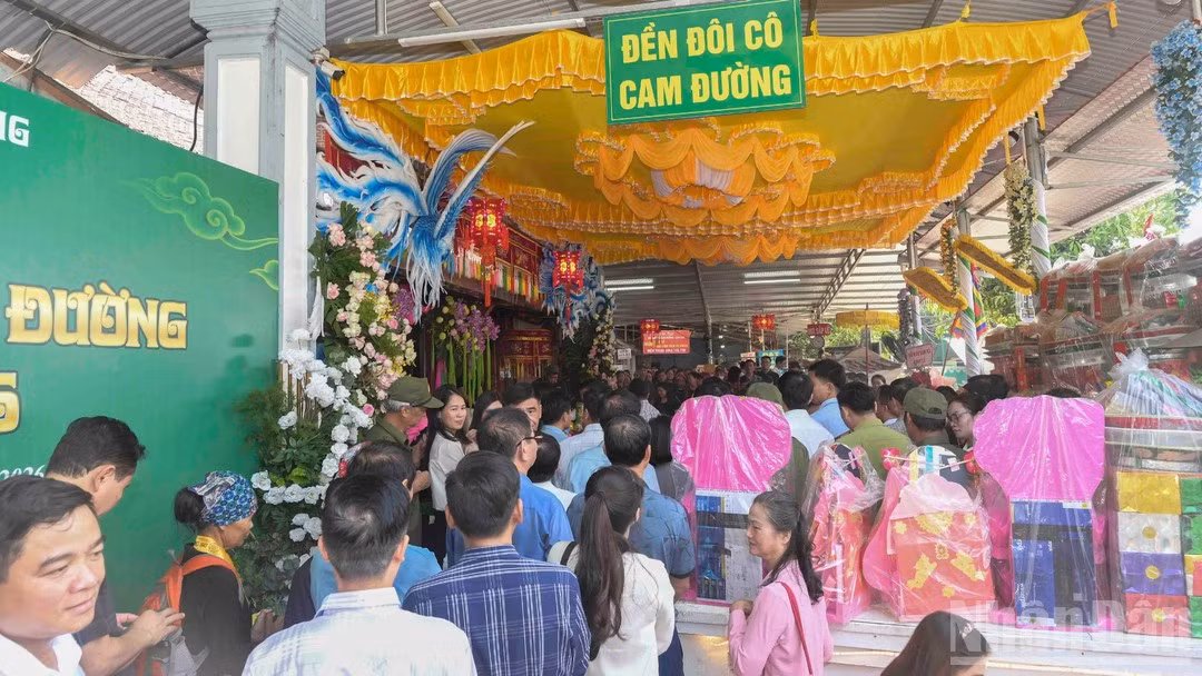 Through the festival, Cam Duong Ward aims to preserve and pass down traditional cultural values while promoting the potential of spiritual and cultural tourism. (Photo: CONG HAI)