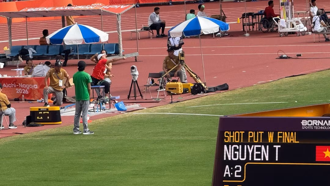 Nguyen Thi Hai competes in the women’s shot put final in the F57 classification. (Photo: THU HOAI)