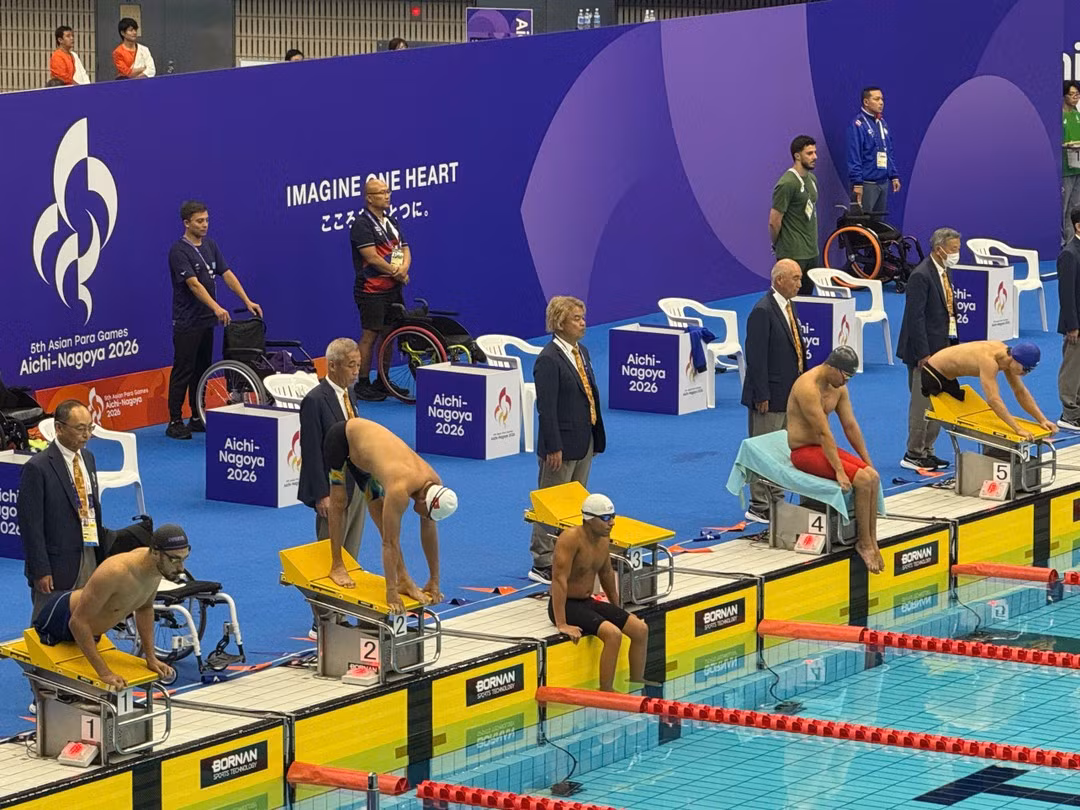 Male swimmers prepare for the start. (Photo: THU HOAI)