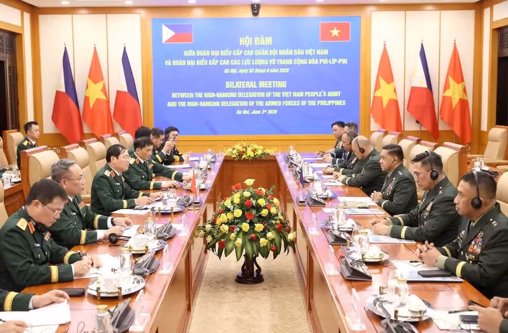 General Nguyen Tan Cuong, Chief of the General Staff of the Viet Nam People’s Army and Deputy Minister of National Defence, and General Romeo Brawner Jr., Chief of Staff of the Armed Forces of the Philippines, hold talks in Ha Noi on June 3, 2026. (Photo: VNA)