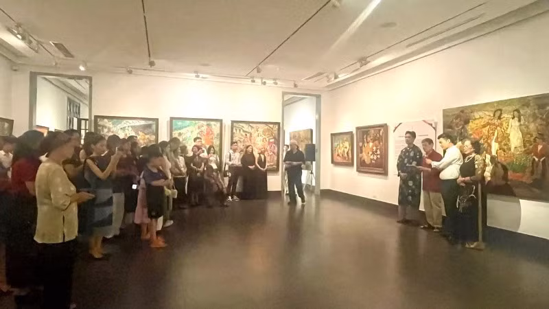 A large number of art lovers attend the exhibition opening.