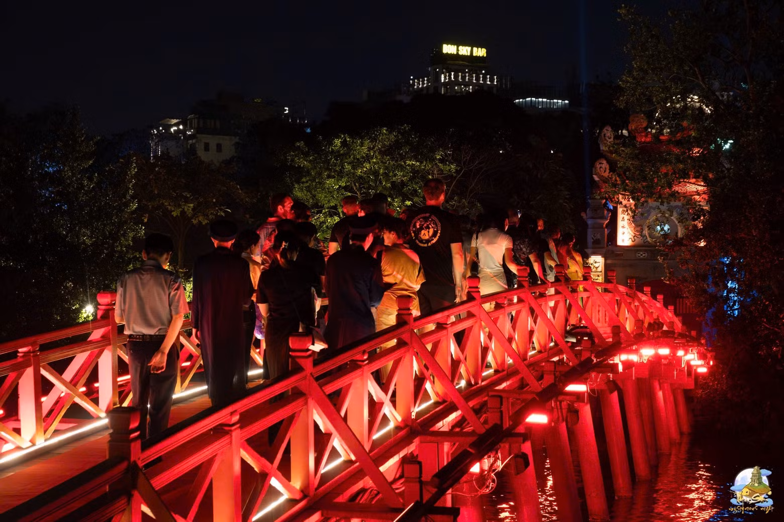 Tourists experience the programme “Ngoc Son - Mystical Night”. (Photo: Viet Hoc)