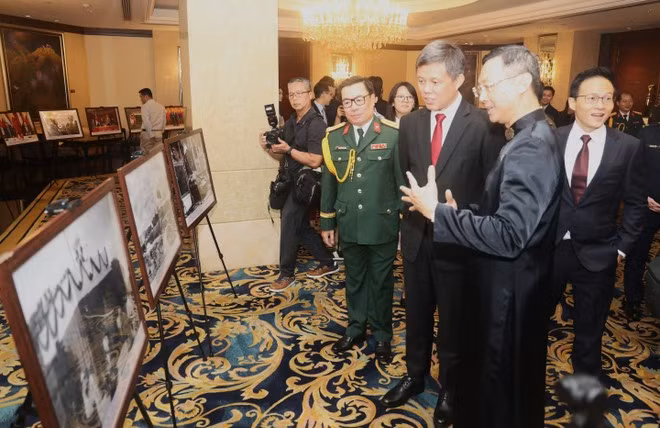 Vietnamese Ambassador to Singapore Tran Phuoc Anh (first, right) introduces the September 2, 1945 event to international guests (Photo: VNA)
