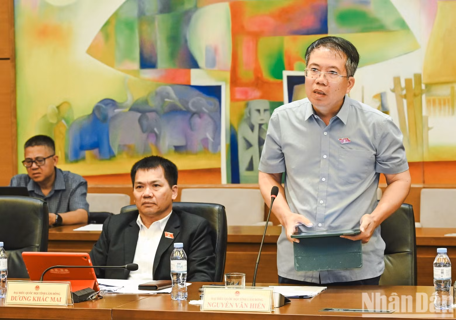 Nguyen Van Hien, National Assembly deputy of Lam Dong Province, gives remarks during the discussion at Group 7, comprising Lam Dong and Nghe An provinces.