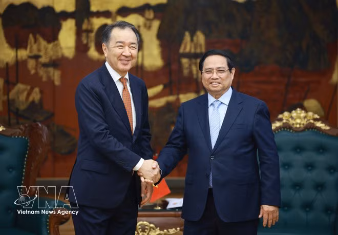 Prime Minister Pham Minh Chinh (R) and Chairman of the Board of the Eurasian Economic Commission (EEC) Bakytzhan Sagintayev at their meeting in Ha Noi on March 2. (Photo: VNA)