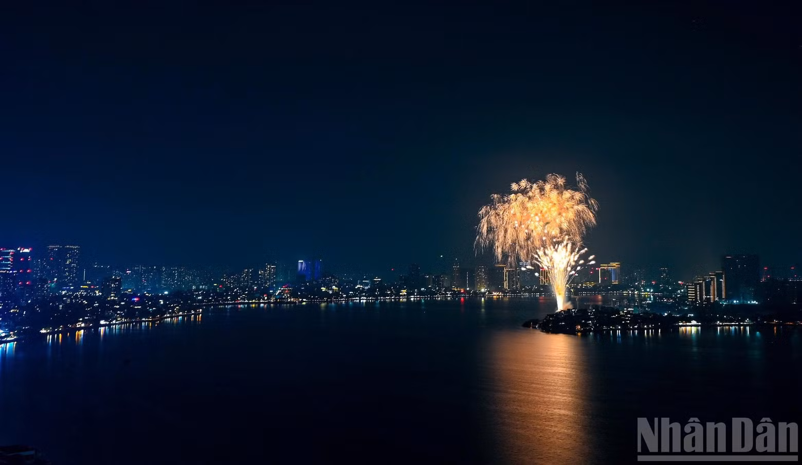 Brilliant streaks of light shot up from the lake surface, combining with multicoloured fireworks blooming across the sky to create a unique, multi-layered light display.