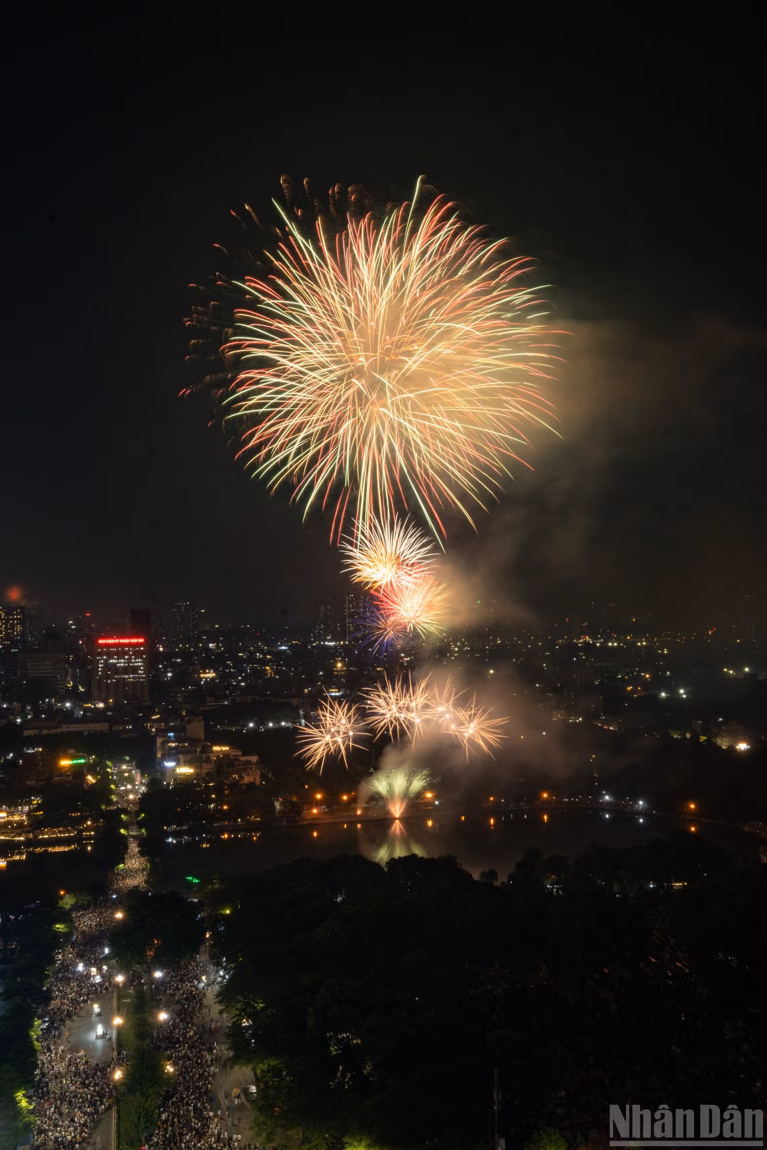 Images of fireworks captured at Van Quan Lake on the evening of October 10 not only preserved moments of a community event, but also reflected the atmosphere of the Capital Liberation Day celebrations in Ha Dong.