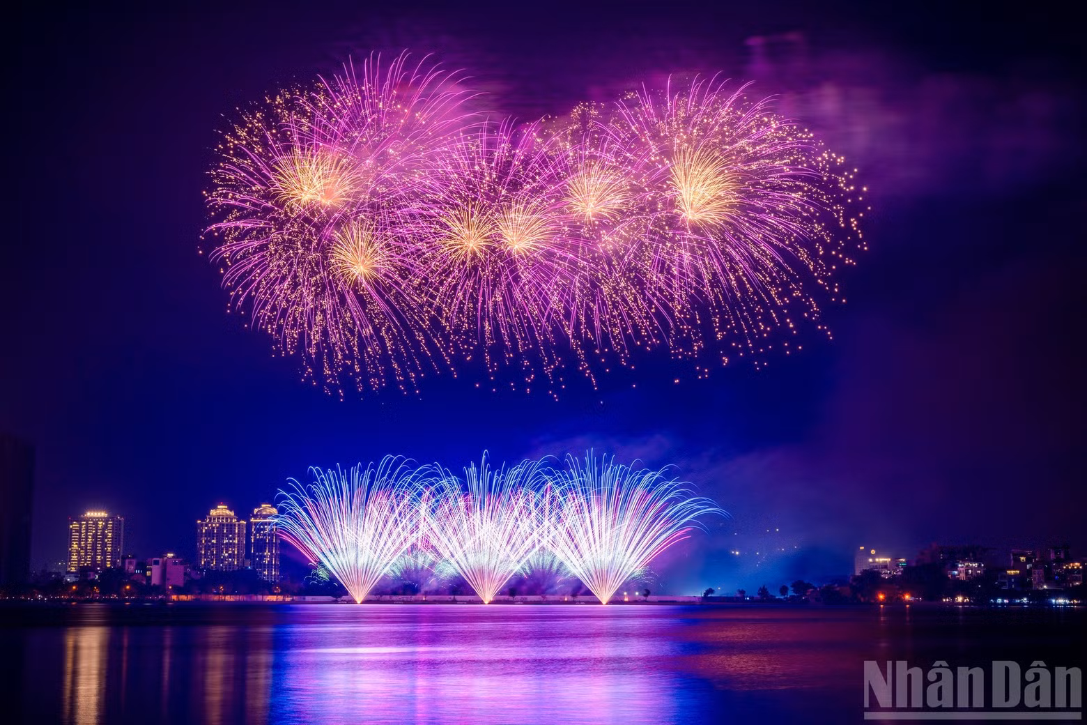 In addition, residents were able to enjoy a “dance of light” on the water, featuring 200 water fireworks combined with 900 pyrotechnic rigs on West Lake.