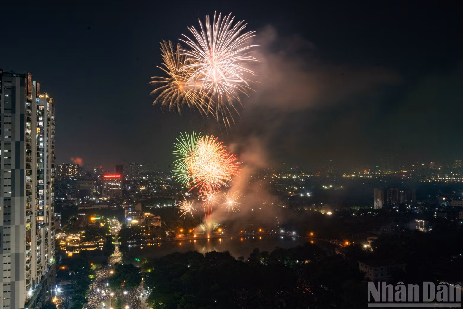 The display at Van Quan Lake added colour to activities marking October 10, while giving residents in Ha Dong an opportunity to watch fireworks in their own area.