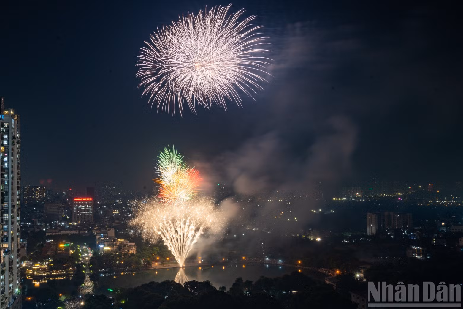 The fireworks programme marking the 72nd anniversary of Capital Liberation Day was held simultaneously at three locations: the area in front of Ha Noi Post Office, the area on Quang Khanh Street adjacent to West Lake, and Van Quan Lake. The displays took place from 9pm to 9.15pm on October 10, 2026.