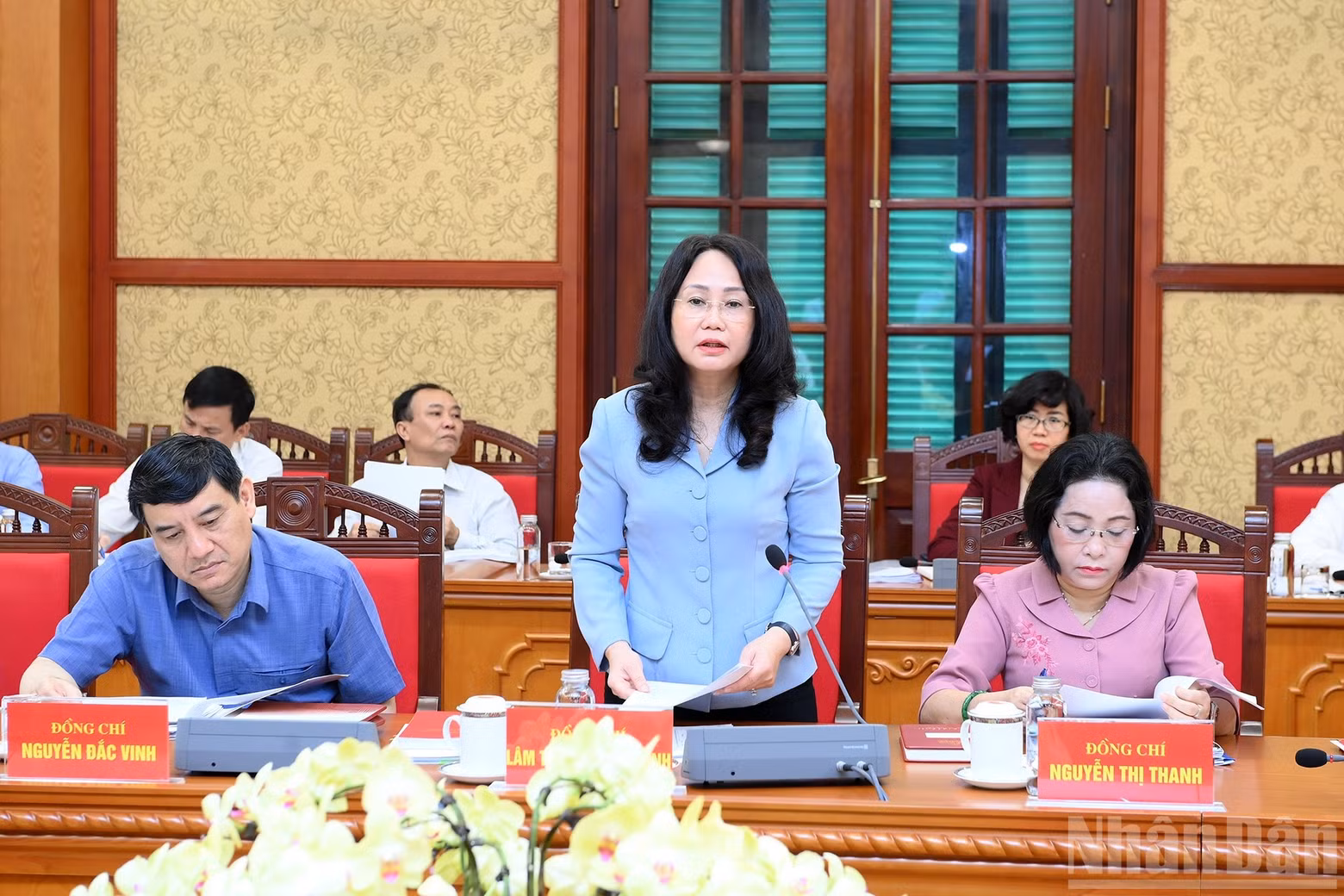 Minister of Culture, Sports and Tourism Lam Thi Phuong Thanh presents a report at the meeting.