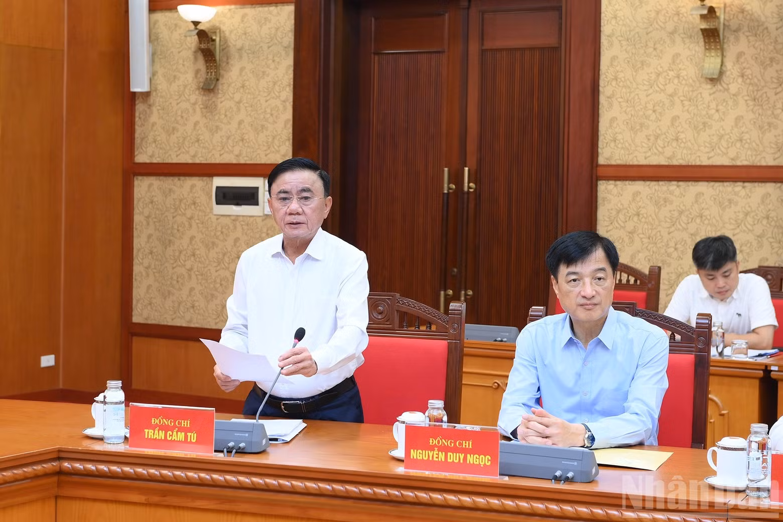 Permanent member of the Party Central Committee’s Secretariat Tran Cam Tu speaks at the meeting.
