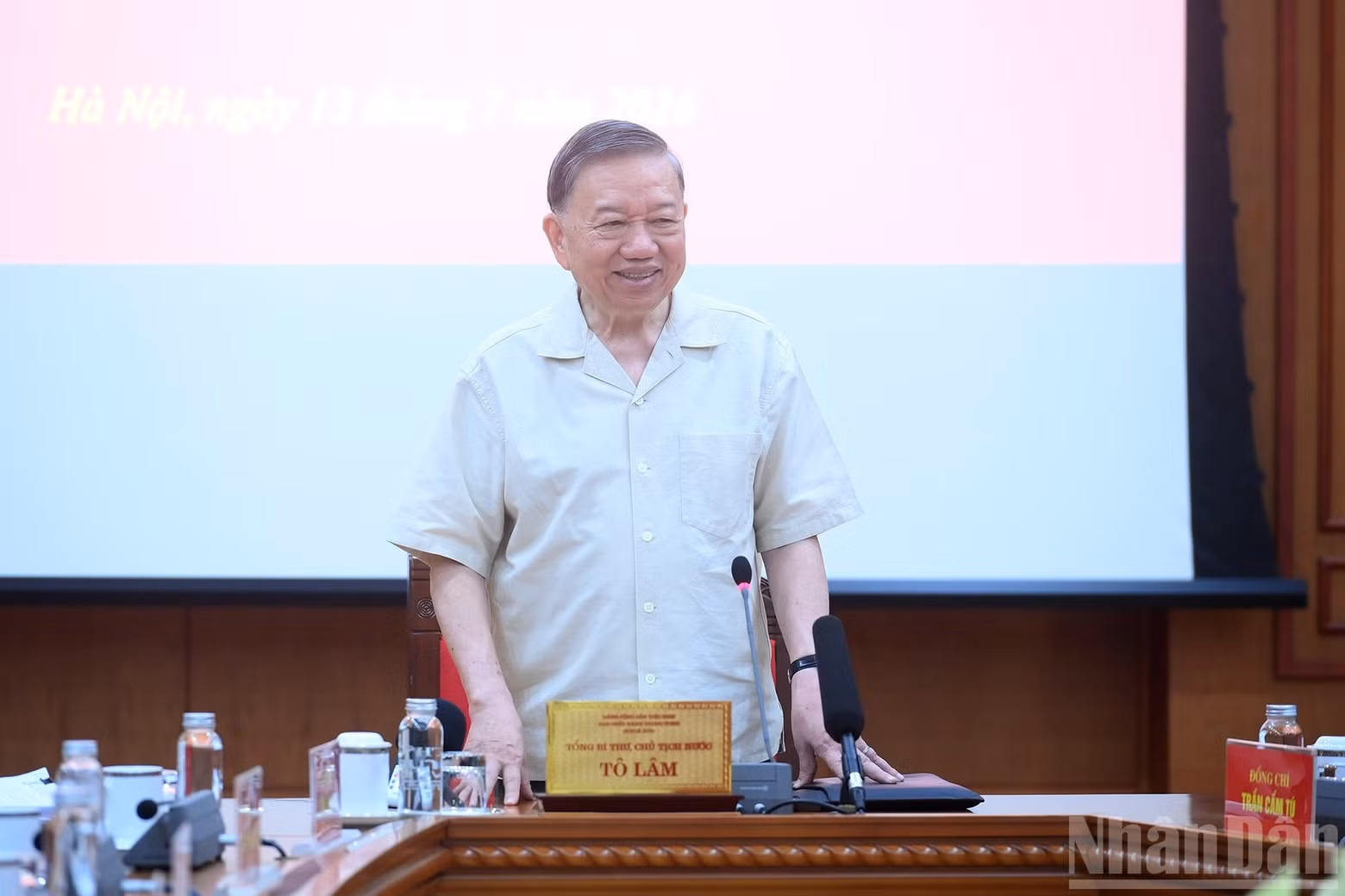 Party General Secretary and State President To Lam delivers concluding remarks at the meeting.