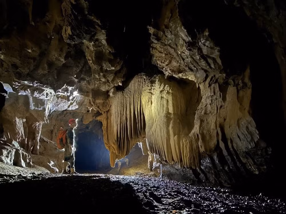 Millennia-old stalactites inside the newly discovered Nuoc Lan Cave in the Phong Nha–Ke Bang National Park, Quang Tri province (Photo: VNA)