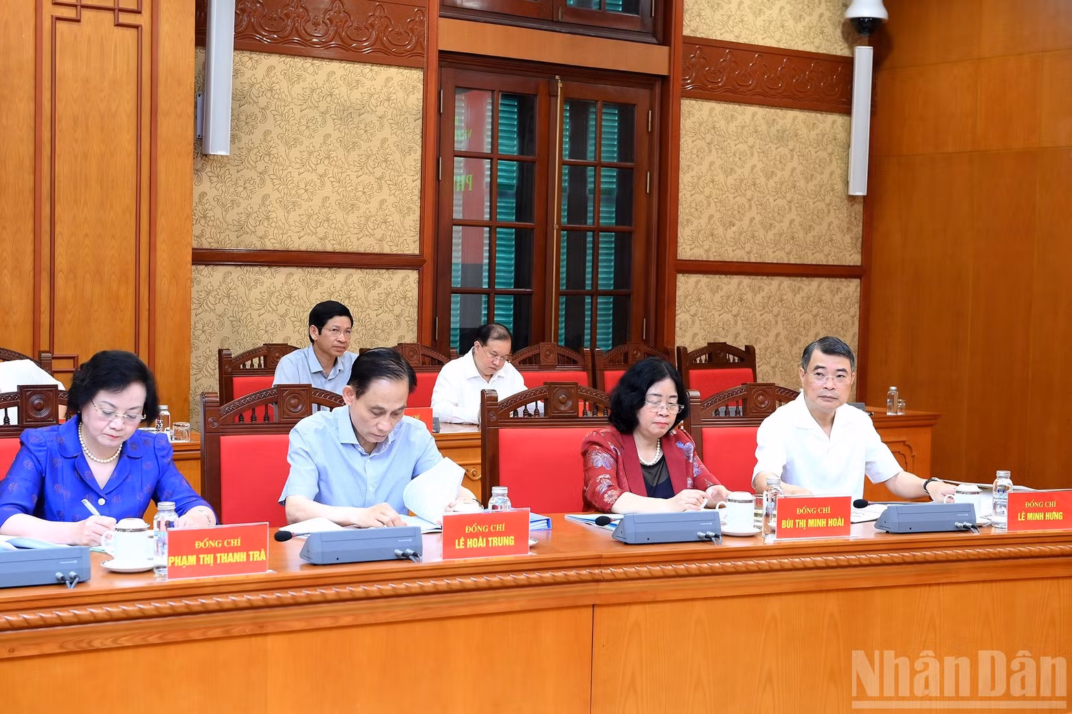 Prime Minister Le Minh Hung and other leaders attend the meeting.