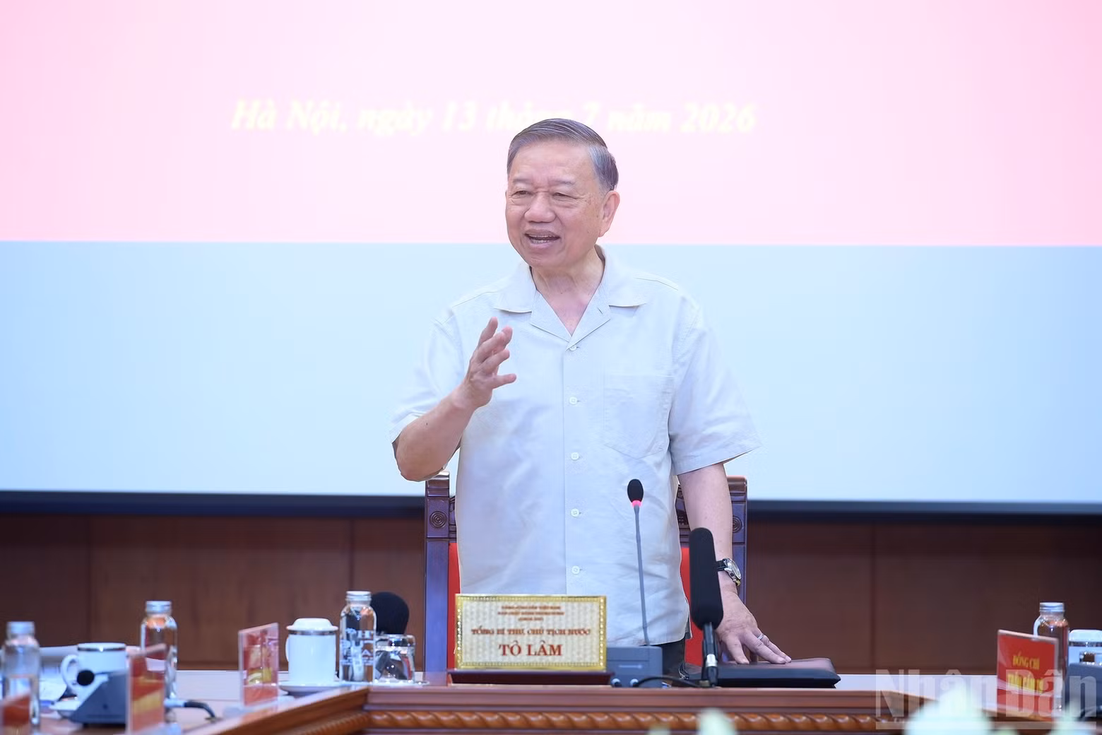 Party General Secretary and State President To Lam delivers guidance at the meeting.
