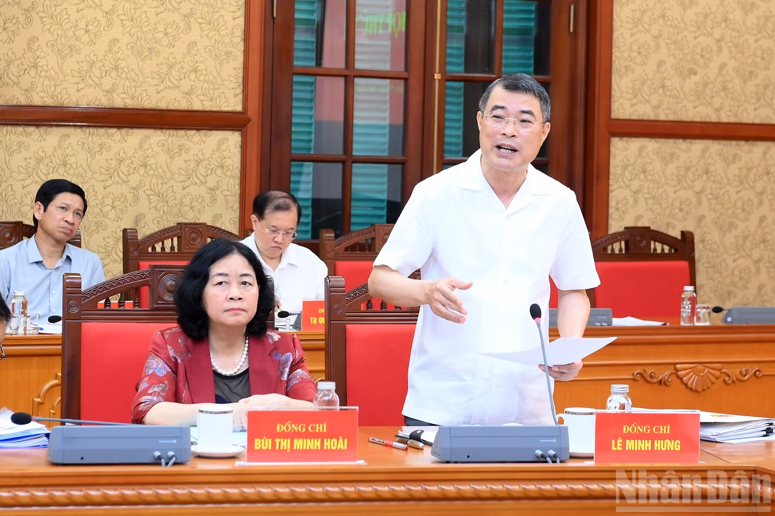 Prime Minister Le Minh Hung speaks at the meeting.
