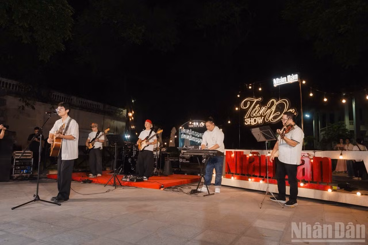 Pink Frog performs “O Cua”, a song drawing on elements of Xam and Ca tru, arranged in a contemporary style, leaving a lasting impression on the audience.
