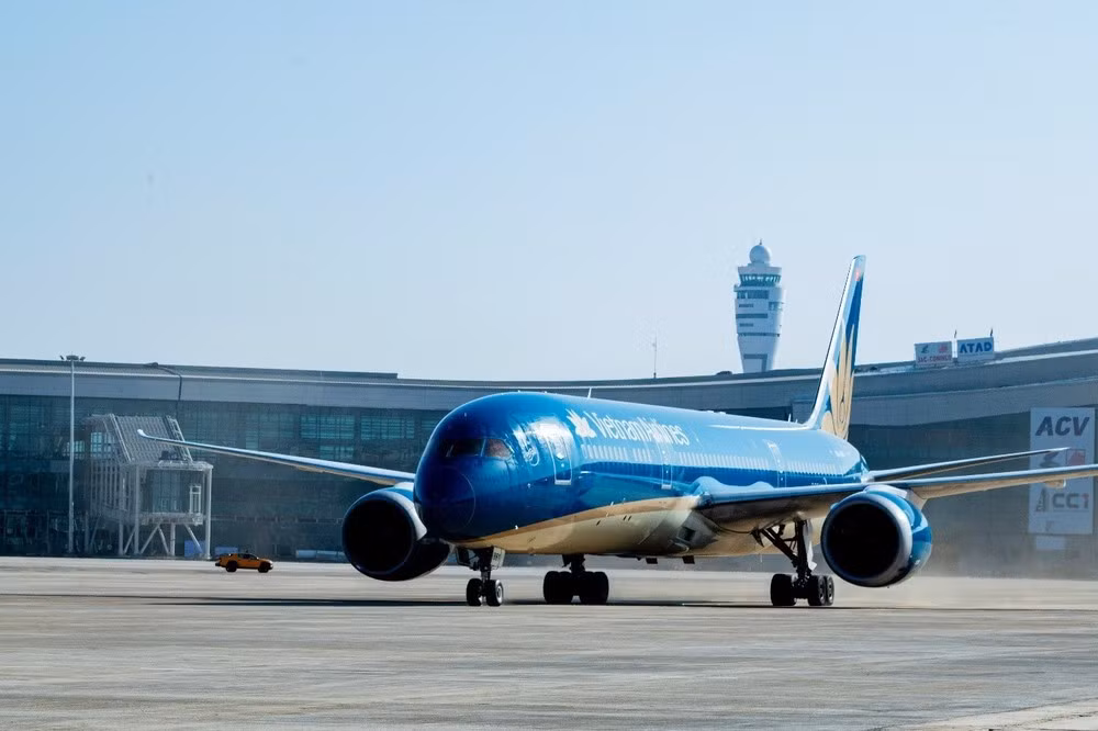 The first passenger flight successfully lands on the runway of Long Thanh International Airport on December 19, 2025. (Photo: ACV)