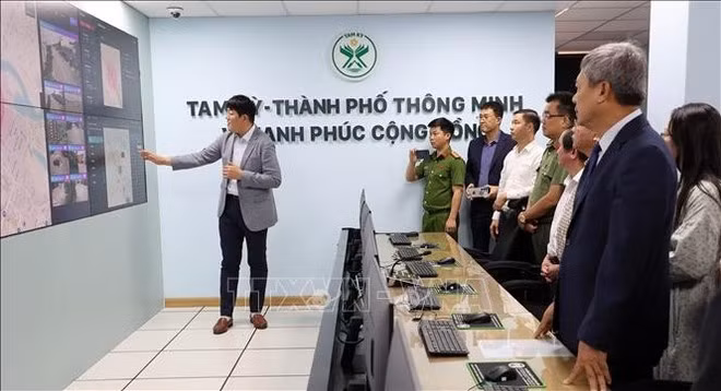 Officials visit the Tam Ky smart city operation centre in Da Nang. (Photo: VNA)